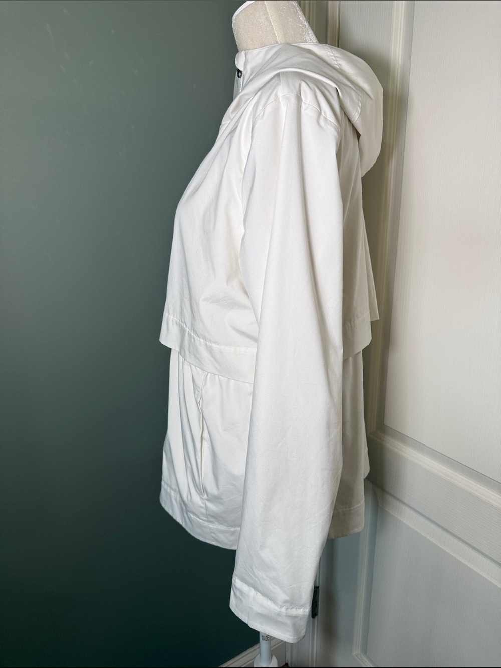 Lululemon White Hooded Rain Jacket Zip Front Windbreaker Size 12 - Picture 4 of 10